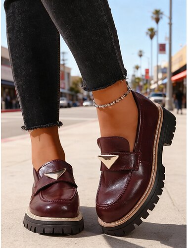  Dameloafers i bordeauxrød med chunky plateau og sølvfarvede trekantdetaljer – stilfulde afslappede sko til hverdag og efterårsudflugter