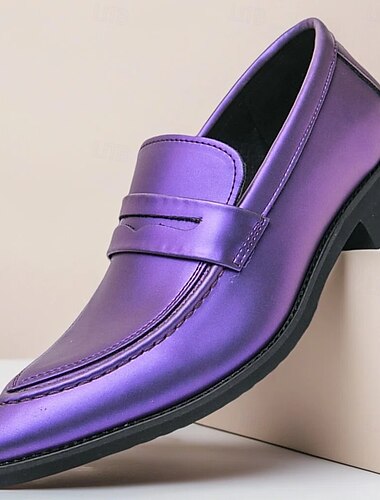  Lilla slip-on loafers i lakkskinn for menn med elegant design – stilig fottøy til fester, bryllup og trendy arrangementer