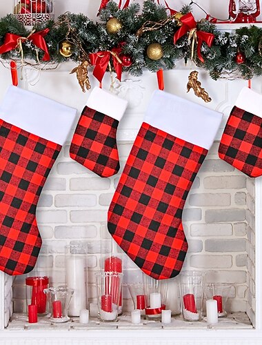  4 joulusukkien koristeita, isoja ja pieniä ruudullisia roikkuvia sukkia, joulukuusenkoristeita kotiin ja kauppaan joulukoristeita
