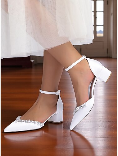  حذاء نسائي بكعب عريض من الساتان الأبيض مع رباط للكاحل وزينة من أحجار الراين - حذاء أنيق بمقدمة مدببة للحفلات المسائية وحفلات الزفاف والمناسبات الرسمية