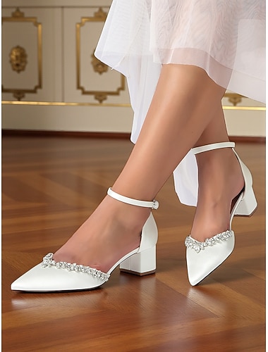  Sapato feminino branco de cetim com tira no tornozelo e salto bloco com detalhes em strass - elegante sapato de bico fino para festas, casamentos e eventos formais.
