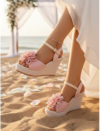  Sandálias plataforma femininas com tira no tornozelo e estampa floral, perfeitas para noivas em casamentos na praia e cerimônias de verão.