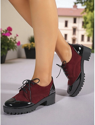  bordowe, sznurowane półbuty damskie ze zamszu i lakierowanej skóry ekologicznej na grubym obcasie – styl vintage z lat 50., idealne na nieformalne wyjścia, jesień i weekendowe spotkania