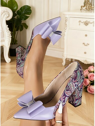  Escarpins violets à imprimé cachemire pour femme avec nœud en satin - style vintage élégant des années 1950, parfaits pour les événements formels, les fêtes et les occasions spéciales.