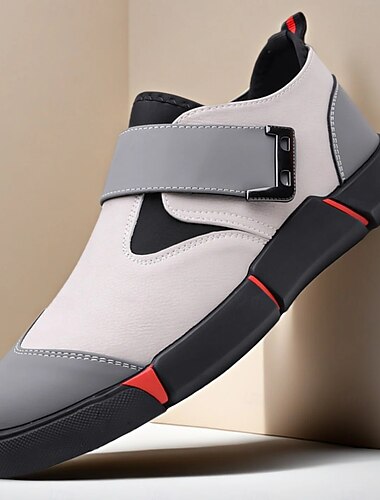  Røde og svarte herreloafers i kunstskinn med dekorative metalldetaljer – trendy slip-on-støvletter til julebord og uformelle utflukter