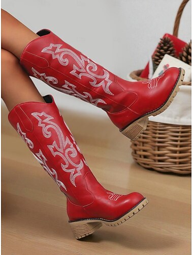  刺繍のディテールが施された女性用の赤いカウボーイブーツ。スタイリッシュなウエスタン風のニーハイブーツ。クリスマス、秋、冬のイベントに最適です。