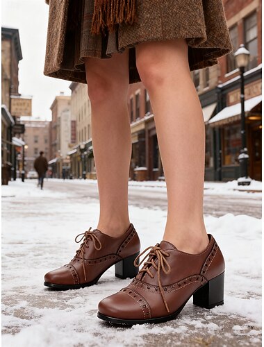  Svarte og hvite oxfordhæler til dame – vintage brogue-sko med snøring fra 1950-tallet til fester, kontor og retro-arrangementer