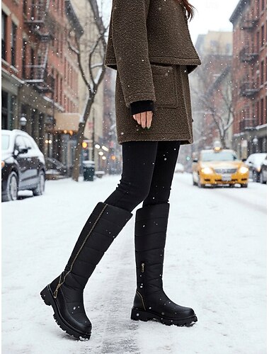  Botas de invierno impermeables para mujer: botas blancas acolchadas hasta la rodilla con suela gruesa, ideales para la nieve, actividades al aire libre y para un look invernal informal.