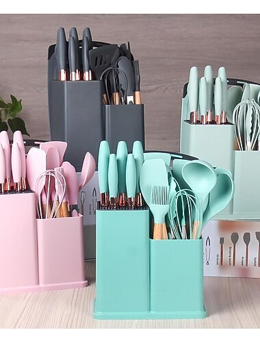  Et 19-delers kjøkkenutstyrs- og knivsett med byggeklosser, inkludert et 11-delers silikonsett med kokekar, 5 skarpe kokkekniver i rustfritt stål, en blandetang og et skjærebrett