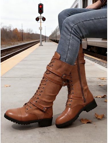  حذاء نسائي طويل حتى الركبة برباط - حذاء قتالي من الجلد الصناعي باللون البني مع أحزمة بإبزيم، حذاء ركوب على طراز عتيق للخريف والشتاء
