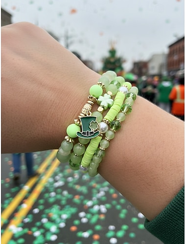  Conjunto de pulseiras femininas para o Dia de São Patrício, pulseiras empilháveis de várias voltas com contas verdes, estilo trevo da sorte, materiais de liga metálica e cristais sintéticos, joias festivas irlandesas para mulheres.