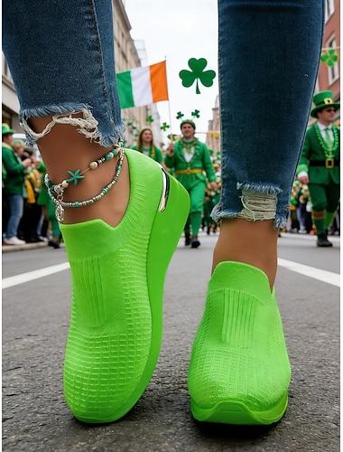  neongrønne flyknit slip-on kilehæle til kvinder - strækbare, komfortable afslappede sko, ideelle til St. Patricks Day-parader, festivaludflugter, brunchaftaler og daglige ærinder
