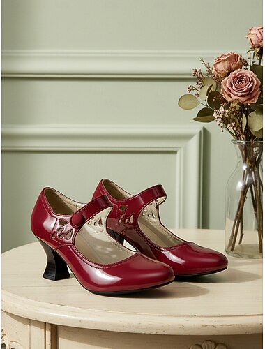  1920年代のヴィンテージイエローのメリージェーンヒール。カーブヒールのカットアウトパンプス。ギャツビーパーティー、スウィングダンス、特別な機会にぴったりのクラシックなパテントレザーのルック。