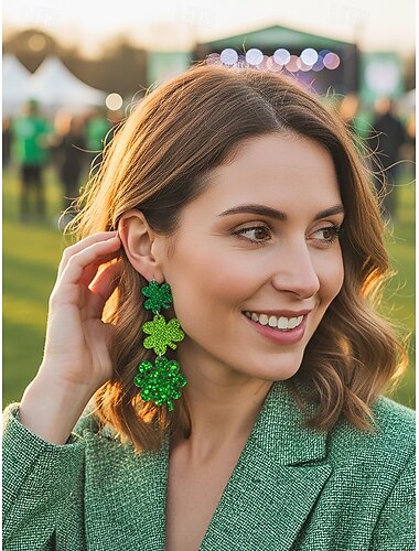  أقراط نسائية على شكل نفل، مناسبة ليوم القديس باتريك، مصنوعة من مادة الأكريليك، بتصاميم متعددة، خفيفة الوزن ولامعة، إكسسوارات مستوحاة من التراث الأيرلندي للسيدات، مثالية للمسيرات والحفلات والاحتفالات.