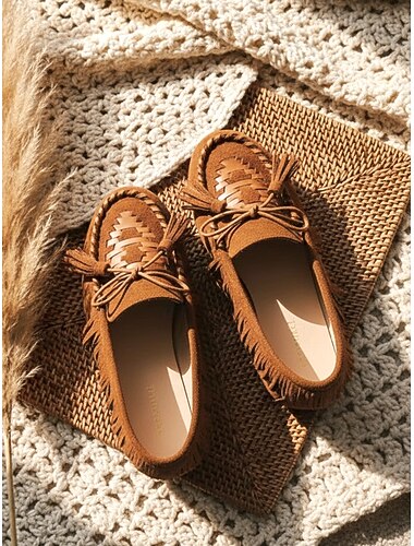  女性用スエードモカシンフラット - フリンジとレースアップディテール付きボヘミアンスタイルのローファー、カジュアルな外出、旅行、日常使いに最適