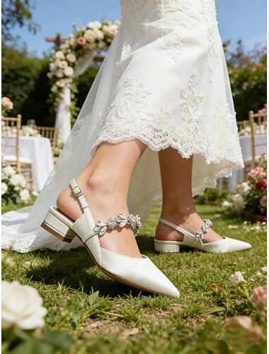  Sapatilhas elegantes para noivas, ideais para casamentos em jardins e cartórios. Modelo branco de bico fino com detalhe de cristal.