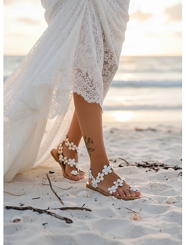  flate boho-bryllupssandaler for kvinner med tusenfryd blomster- og perlepynt – komfortable brudesko for strandbryllup og sommerfeiringer
