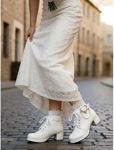  dámské bílé svatební kotníkové boty – šněrovací svatební boty se srdíčkem a perleťovým zdobením, mohutný podpatek pro nevěsty inspirované vintage