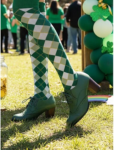  Groene leren damesbrogues met hak en vetersluiting – stijlvol voor de viering van St. Patrick's Day, feestelijke schoenen