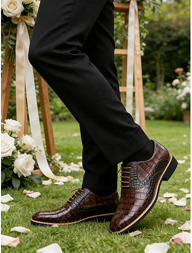  Sapatos masculinos em couro sintético marrom com estampa de crocodilo - design moderno e ajuste confortável, ideais para looks casuais e elegantes, além de casamentos.