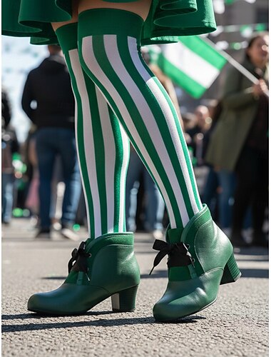  Groene damesenkellaarsjes met veters en strikdetails – stijlvol en vintage voor St. Patrick's Day-parades, festiviteiten en vieringen.