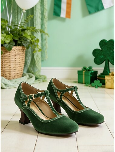  Damesschoenen met groene fluwelen T-bandjes en hakken – vintage geïnspireerd schoeisel voor St. Patrick's Day, feestjes en andere gelegenheden.