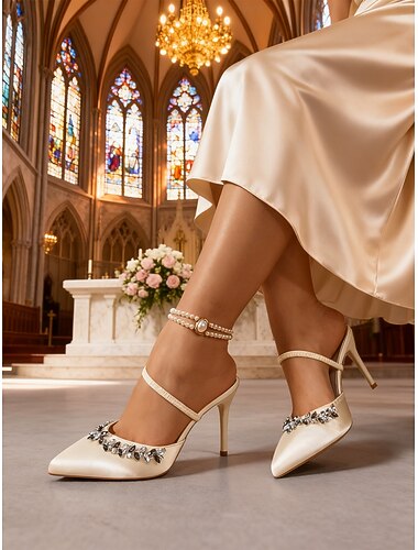  damesko i elfenbensfarget sateng – elegante pumps med spiss tå og krystallutsmykninger &Slanke, sofistikerte sko til brudens mor for formelle kirkebryllup