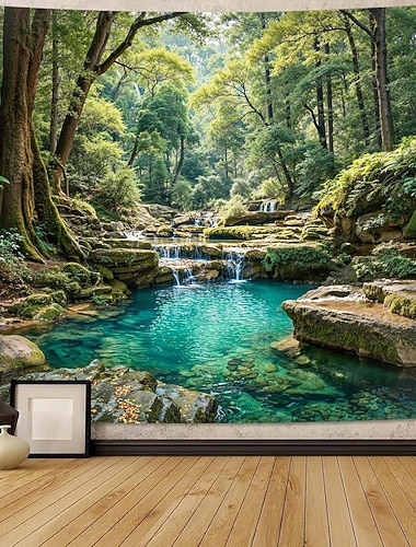  Ein Wandteppich mit einem ruhigen Waldbach, rauschenden Wasserfällen und einem kristallklaren Teich – eine beruhigende Wanddekoration für Ihr Zuhause, perfekt als Akzent im Schlaf- oder Wohnzimmer.