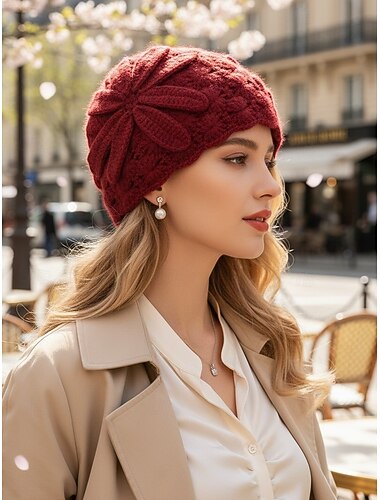  Rode gehaakte muts voor dames met bloemknopmotief – een zachte en knusse gebreide muts voor de winter, een stijlvol en warm accessoire voor casual en buitenactiviteiten.