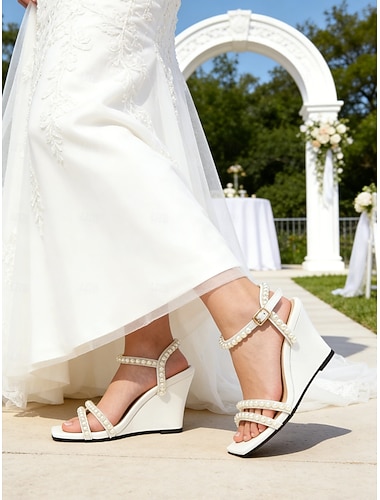  kilehæler med perlepyntede kvinner – elegante bryllupssandaler med åpen tå for bruder og formelle anledninger