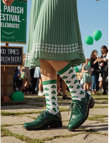  Grüne Oxford-Schuhe für Damen mit Brogue-Details – bequeme Schnürschuhe mit niedrigem Absatz für die St. Patrick's Day Parade, Outfits für irische Festivals und festliche Anlässe.