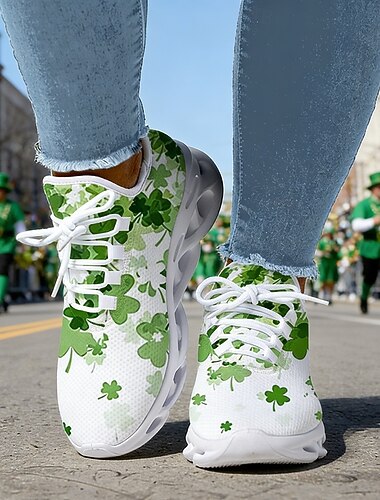 Dames sneakers met groene klaverprint voor St. Patrick's Day – lichtgewicht, ademende wandelschoenen met een gedempte zool, feestelijke sportieve stijl voor parades, reizen, dagelijkse wandelingen, workouts en casual kleding.