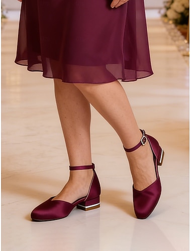  Damesko med burgunderfargede satengsko og ankelremmer og lav blokkhæl – elegante minimalistiske pensko til brudens mor, bychic bryllup &formelle arrangementer