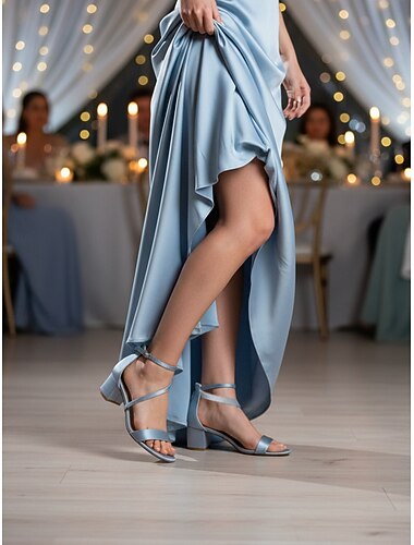  Damskie sandały na niskim obcasie typu klocek w kolorze szampana z paskiem na kostce – eleganckie buty dla druhen na nowoczesne, miejskie wesela