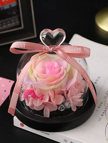  Eine echte, konservierte Rose in einer wunderschönen, herzförmigen Glasglocke – ein perfektes Rosengeschenk für sie.
