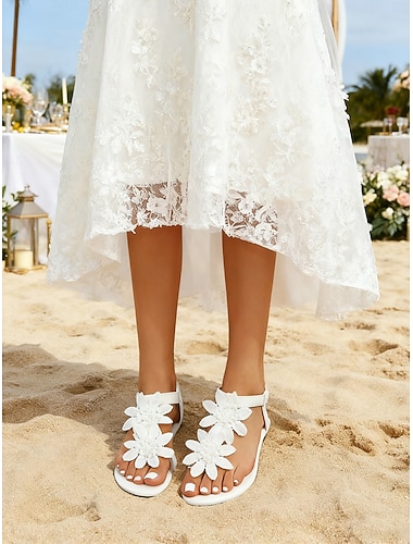 hvite blomsterperlesandaler til dame - elegante flate bryllupssko til strandseremonier, brudekjoler &brudepike sommersko til utendørs arrangementer ved sjøen