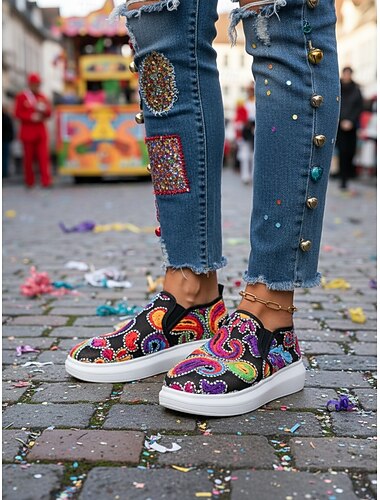  Γυναικεία λευκά πολύχρωμα μοκασίνια με κεντημένη πλατφόρμα και paisley - ζωηρά εορταστικά παπούτσια για καρναβαλικές εκδηλώσεις, φεστιβάλ δρόμου, θεματικά πάρτι και χαλαρές εορταστικές συγκεντρώσεις