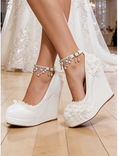  Ivoren damesschoenen met sleehak en bloemenprint - bruidsschoenen met plateauzool en parelbandje rond de enkel, elegant kanten bloemendesign, perfect voor bruiden op moderne stadsbruiloften.