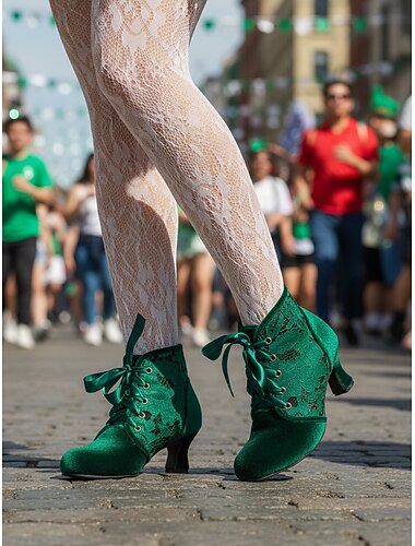  Groene fluwelen veterlaarzen voor dames met bloemenkantdetails – stijlvolle schoenen voor St. Patrick's Day, vintage-geïnspireerd ontwerp voor feestelijke gelegenheden en vakantievieringen.