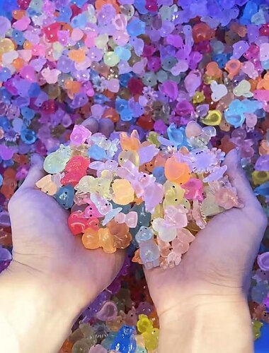  Conjunto de 100 pingentes de animais feitos à mão em resina translúcida, perfeitos para rechear ovos de Páscoa: unicórnio, coelho, tubarão, elefante e muito mais. Miniaturas coloridas para