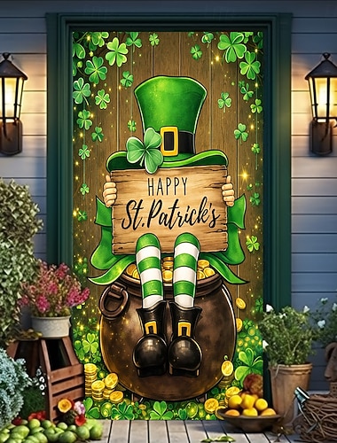  Türdekoration zum St. Patrick's Day: Koboldfüße in gestreiften Socken halten ein Schild mit der Aufschrift „Happy St. Patrick's“. Festliche Eingangsdekoration für die Feierlichkeiten zum St. Patrick's