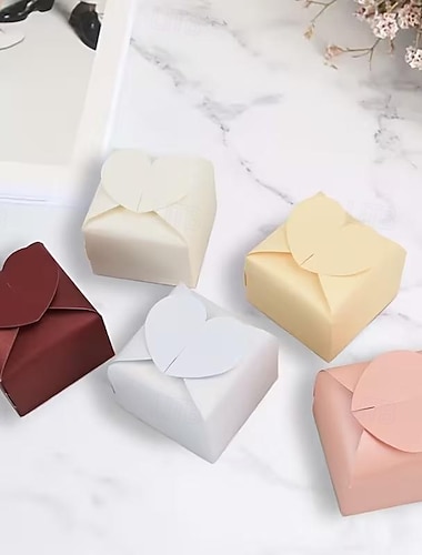  50 Stück Geschenkboxen für Süßigkeiten zum Valentinstag, Hochzeiten, als Gastgeschenke, herzförmige Dekoration, mit Schleife, für Weihnachten und Halloween