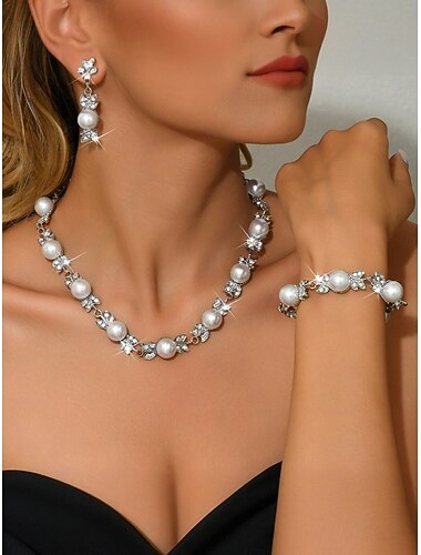  طقم مجوهرات نسائي من الذهب واللؤلؤ، يتألف من قلادة وأقراط وسوار مرصعة بأحجار الراين، بتصميم أنيق وعصري مناسب لقاعات الرقص. &الحفلات الرسمية
