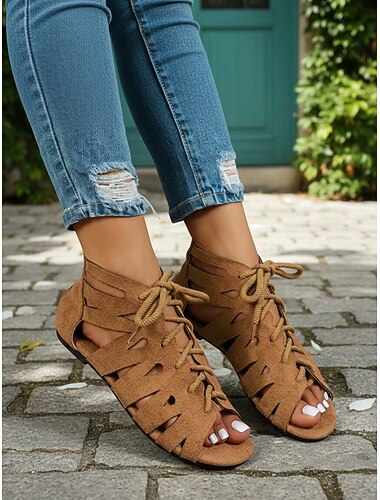  Donkerbruine gladiatorsandalen met vetersluiting en uitsparingen voor dames - trendy, casual platte schoenen voor wandelingen door de stad en dagelijkse zomeractiviteiten.