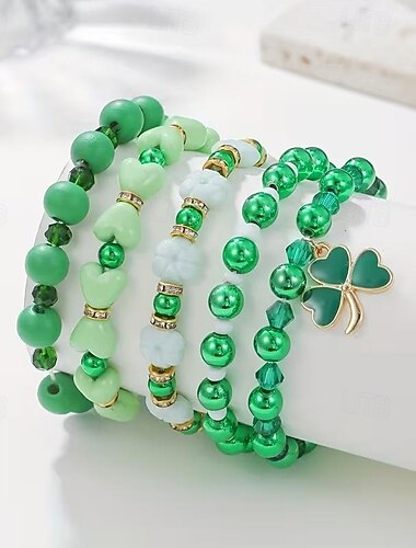  5-teiliges grünes Armbandset zum St. Patrick's Day, mehrlagige elastische Armbänder mit Acryl &Herzförmige Holzperlen und Kleeblatt-Anhänger, Unisex-Schmuckgeschenk für irische Feste