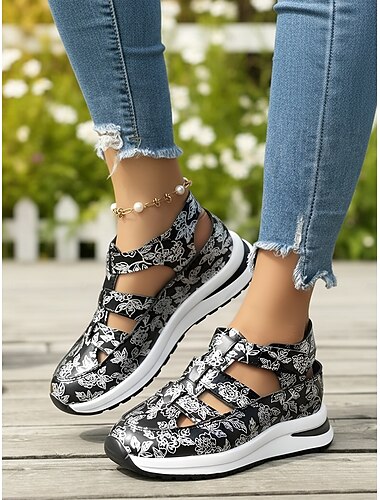  Naisten mustavalkoiset kukkakuvioiset urheilusandaalit – ontot suljetut kävelykengät kiilapohjalla kesän matkoille ja ulkoiluun.