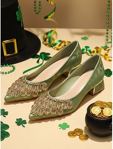  Grüne Satin-Pumps mit niedrigem Absatz für Damen, spitz zulaufend und mit Kristallen verziert – elegante, vintage-inspirierte und bequeme Schuhe, perfekt für St. Patrick's Day-Partys.