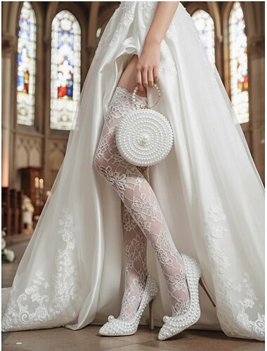  Witte parelmoeren trouwschoenen voor de bruid, luxe bruidsstilettohakken met bijpassende parelclutch, perfect voor kerkelijke, balzaal- en formele bruiloften.