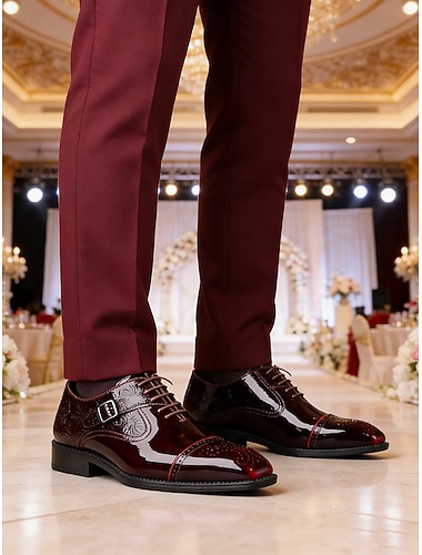  Herresko i burgunderfarget kunstskinn med munkestropper – luksuriøst design med vingetuppdetaljer, perfekt for bryllup og formelle feiringer