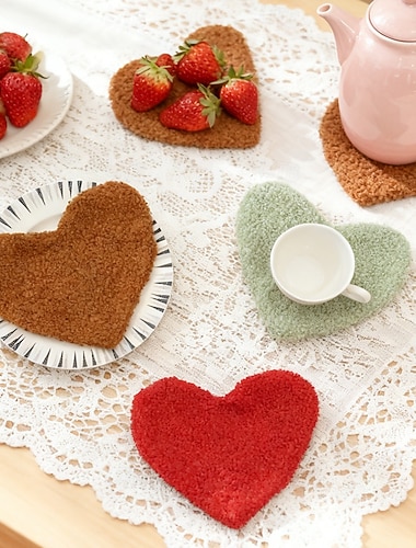  Herzförmiger Untersetzer aus Fleece zum Valentinstag, schlichtes Design im koreanischen Stil, einfarbig, hitzebeständig, ideal als Tischset, Foto-Requisite oder Tischdekoration zum Valentinstag.